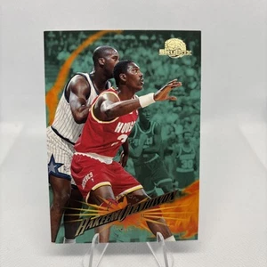 1995-96 Skybox Premium - Hakeem Olajuwon #47 Houston Rockets NBA Card - Foto 1 di 2