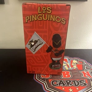 Los Pinguinos Wackelkopf - Rom Kaiser Julius Kaiserpinguin - Neu im Karton Neu im Karton - Bild 1 von 1