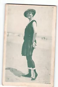 AK Vintage Strandszene Frau im Badeanzug & Hut Schnürstiefel um 1900 - Bild 1 von 2