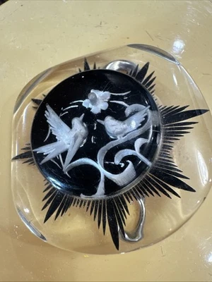 A VINTAGE LUCITE BUTTON BEAUTIFUL BIRD DESIGN 4.5 Cm Large - Image 1 of 4