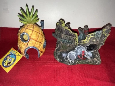 NUEVO CON ETIQUETAS LOTE 2 DECORACIONES DE CUEVA DE PECES DE ACUARIO BOB ESPONJA CABAÑA Y NAUFRAGIO Foto 1 de 4