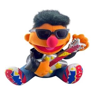 Muñeca de peluche Ernie 13" vintage 1998 Tyco Sesame Street Rock & Roll guitarra cantando - Imagen 1 de 5
