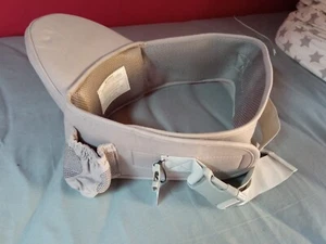 Hüftsitz in grau mit kleiner Tasche. Individuell einstellbar - Bild 1 von 1
