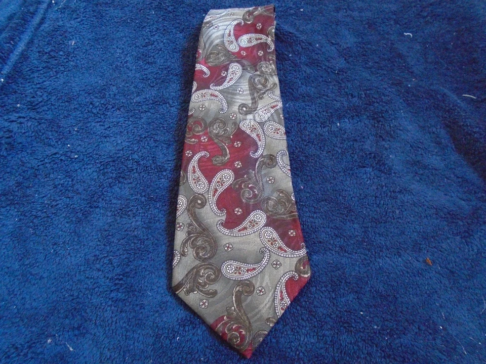 Corbata Adolfo para hombre, diseño cachemir rojo y plateado, poliéster, hecha en EE. UU. Foto 1 de 1