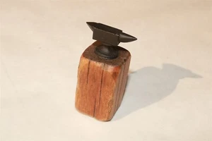 INCUDINE VINTAGE IN METALLO SU BLOCCO DI LEGNO - Mobili casa delle bambole 1:12 - Foto 1 di 1