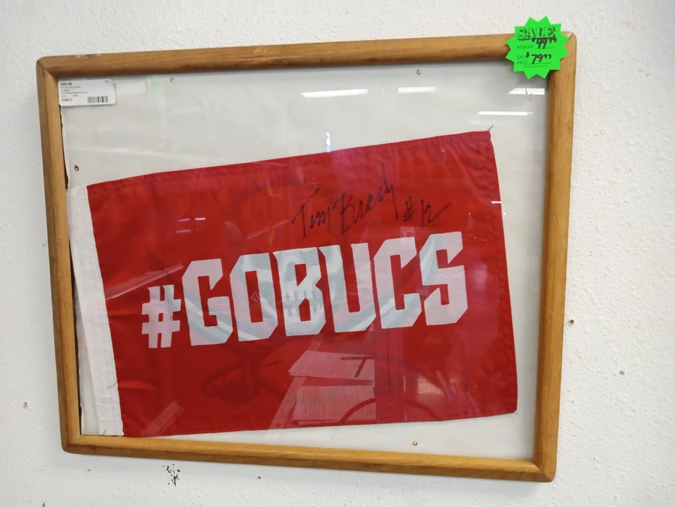 Bandera firmada por Tom Brady de Tampa Bay Bucs MEJOR FIRMA DE LA HISTORIA Foto 1 de 4