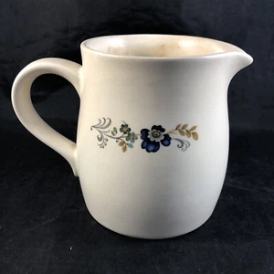 Brocca a cigno in ceramica Purbeck fiori blu su avorio 4,5 pollici Brocca - Foto 1 di 18