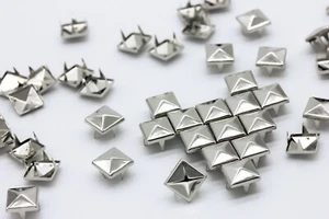 150pz 1,2cm borchie sfuse a piramide ARGENTO *150pcs pyramid STUDS SILVER colors - Picture 1 of 1