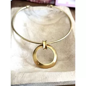 T Tahari Matte Gold Large Disk Choker Necklace - Picture 1 of 4
