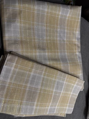 Set tovaglia e 4 tovaglioli natalizi oro bianco e argento plaid poli usato in ottime condizioni 100” x 45” - Immagine 1 di 4