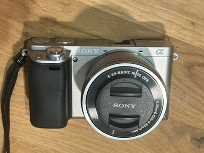 Sony Alpha 6000 24,3 MP Digitalkamera - Silber mit 16-50mm - Bild 1 von 4