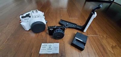 Cámara sin espejo Nikon 1 J4 negra, lente de 10-30 mm, 3 baterías, carcasa de buceo Foto 1 de 3