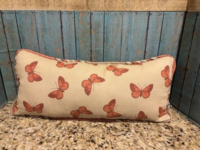Hermosa almohada naranja mariposa ~ 19 x 8 ~ reversible/rayas naranjas y marrones ~ soldada Foto 1 de 3