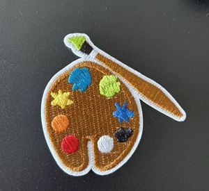 MALPALETTE MIT PINSEL BESTICKT AUFNÄHEN BÜGELBILD PATCH NEU - Bild 1 von 3