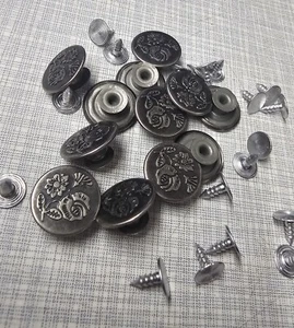 5x Jeansknöpfe mit Nägeln – 17mm, Messing, Antik Silber, Blumenmuster, Hochwert - Bild 1 von 2