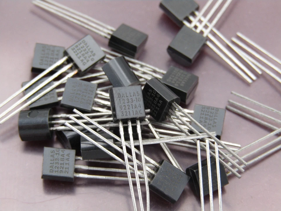 (10 PCS)  DS1233-10 DS1233 Dallas Maxim IC EconoReset Tolerance TO92  NOS — 第 1/1 张图片