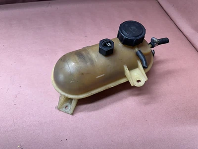 Tanque de expansión de refrigerante de plástico OEM #86215 BMW E28 528e E30 320I 325I 2,7 L M20 Foto 1 de 4