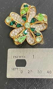 NOLAN MILLER Stacked Green & Clear Strass Bow Pin/Brosche - Bild 1 von 5