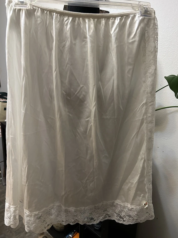 De Colección Forma Perfecta Off White Encaje Ribete Satinado Slip con Acento Floral XL Hecho en EE. UU. Foto 1 de 4