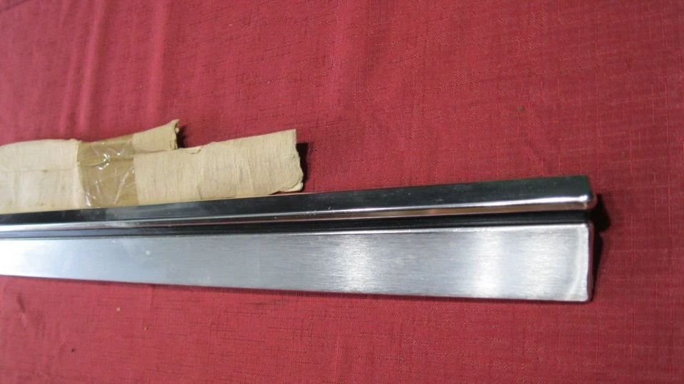 Новый из старых запасов Mopar 1969 Chrysler Newport Заказной молдинг для правой передней двери, 4 двери - Изображение 1 из 4