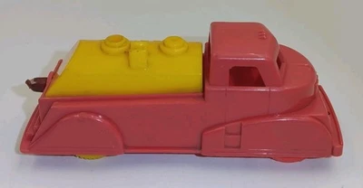 Camión cisterna rojo vintage superior de petróleo y gasolina juguete para niños falta manguera Foto 1 de 4