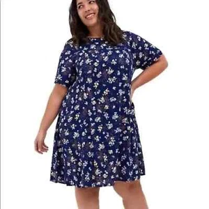 Mini Vestido Trapecio TORRID Azul Marino Floral Challis Talla Grande 2 2x - Imagen 1 de 9