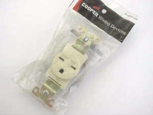 NUEVO RECEPTÁCULO ÚNICO COOPER 5651V 15A-250V;2P, 3W, PUESTA A TIERRA MARFIL (T38) - Imagen 1 de 2