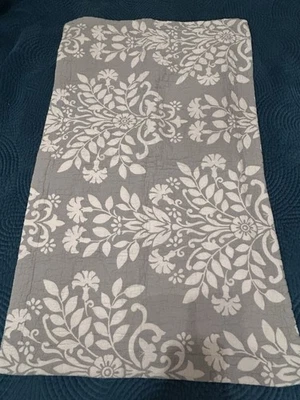 Almohada Laura Ashley Roland tamaño King size gris y blanco floral Foto 1 de 4