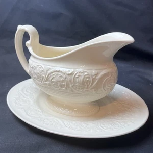 Wedgwood Etruria Patrician Creamware Embossed Gravy Boat Sauce Server w/AttPlate - Picture 1 of 5