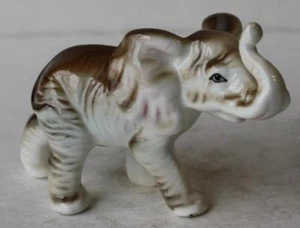 Estatuilla de elefante porcelana de hueso de pie miniatura marrón hecha en Taiwán tronco -- - Imagen 1 de 1