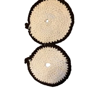 Vintage handgestrickt gehäkelt Hotpads Deckchen schwarzer Rand creme Set 2 maskuline männlich - Bild 1 von 3
