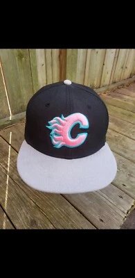 Raro Sombrero Rosa Caliente Calgary Flames New Era 7 3/8 Foto 1 de 4