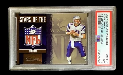Playoff Prestige #5 2007 Tom Brady; escudo de la NFL/100 holo foil PSA 7 (iAPEAL+) Foto 1 de 4