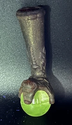 Antiguo mueble de bola de vidrio de hierro fundido garra de pie cuerpo de cocodrilo magnesio brillo 4 Foto 1 de 4