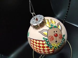 Lindo adorno de Navidad de reno de vidrio pintado a mano - Imagen 1 de 4