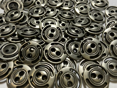 Botón italiano antiguo de metal plateado diseño "cut out botón" 13,15,23 mm 2 orificios Foto 1 de 3