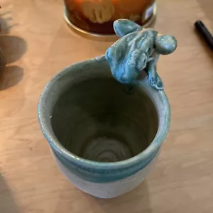 Tazza rana verde, ceramica da studio, tazza 4,25" + rana appollaiata sul manico - Foto 1 di 6