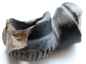 Antiguo tazón de pipa para fumar de arcilla de cerámica negro - Imagen 1 de 6