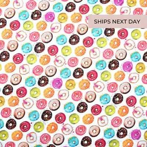 Regenbogen Donuts auf weißem Baumwollstoff 100% Baumwolle Donut Stoff Meterware - Bild 1 von 2