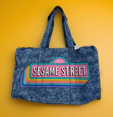 大号芝麻街复古街道标志行李袋牛仔印花 23 英寸全新带缺陷 — 第 1/4 张图片