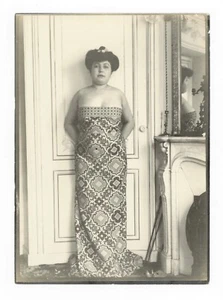 ❤️ 1900 ? Femme bourgeoise photographiée en robe drapée chignon intérieur porte - Picture 1 of 2