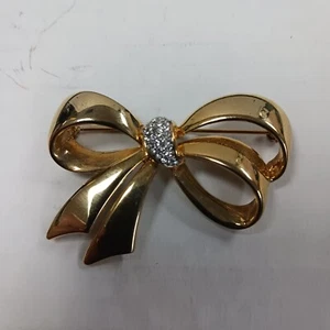 Vintage JOAN RIVERS Gold Tone RHINESTONE BOW Signed Brooch Pin - Picture 1 of 4