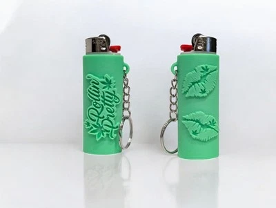 Llavero estuche encendedor cannabis (se adapta a encendedores BIC de tamaño regular liso)   Foto 1 de 3