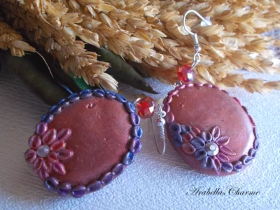 Orecchini pendenti con cammeo in fimo con sfondo di fiori pittoreschi  - Immagine 1 di 4