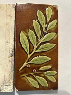 Azulejo floral belga antiguo 3x6 marca de fabricante Hemixem hojas verdes bayas rojas Foto 1 de 4