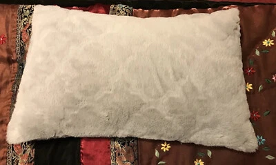 "Almohada de madera esculpida Dennis Bass gris 20x14"" mafia esposa estética" Foto 1 de 3