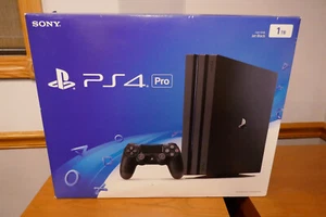 Sony PlayStation 4 1TB Jet Schwarz Spielekonsole (läuft 7.02 Systemsoftware) - Bild 1 von 7