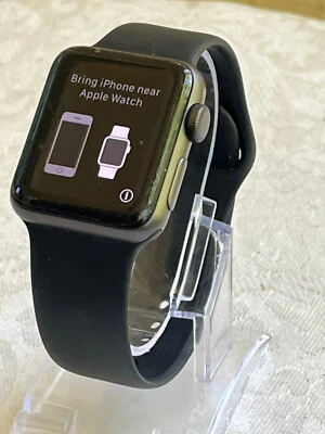 Reloj inteligente Apple Watch Series 2 38 mm carcasa de aluminio negro correa negra funcionando Foto 1 de 4