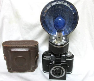 VINTAGE 1950s BEACON II CAMERA w/ FLASH & BULB & CASE & FILM ON #4 - Picture 1 of 7