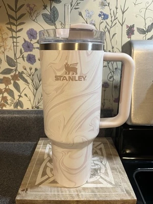 Stanley Quencher H2.0 FlowState 40 oz copo quartzo rosa tampa redemoinho e palha - Imagem 1 de 2